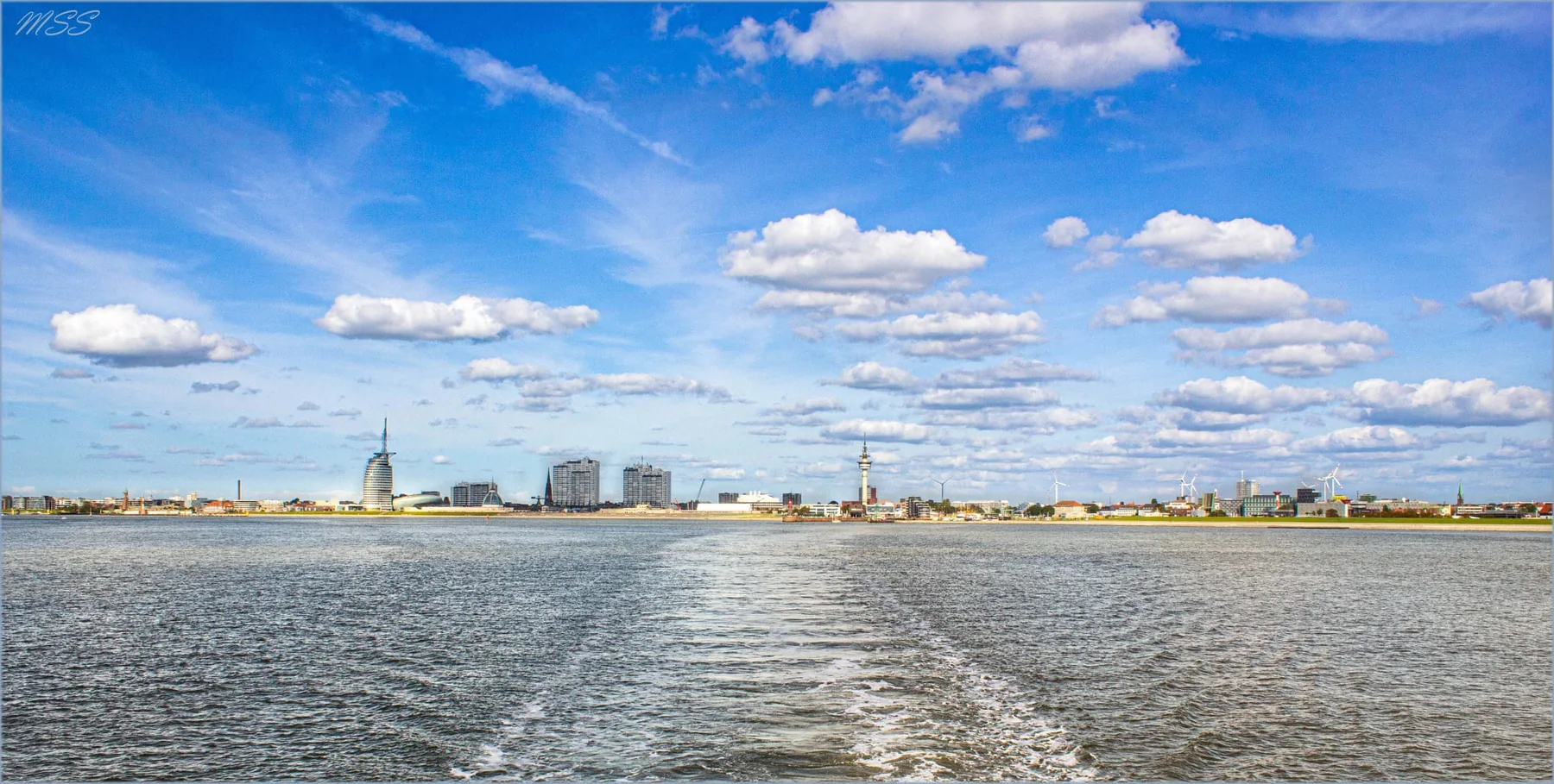 Blick über das Wasser auf die Skyline von Bremerhaven
