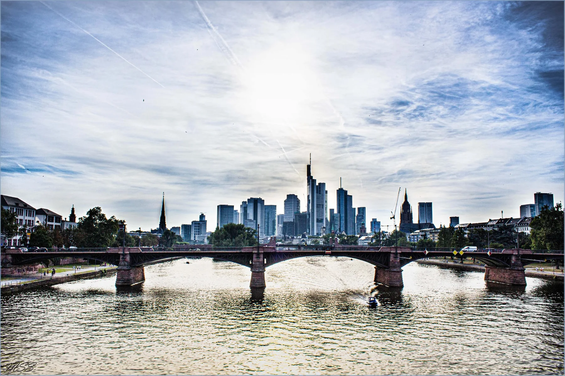 Frankfurter Skyline über dem Main