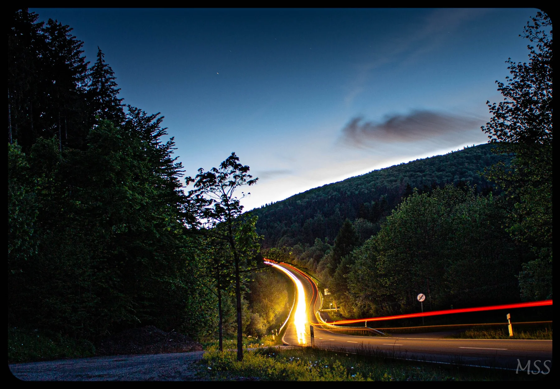 Langzeitbelichtung einer Straße im Sauerland bei Nacht